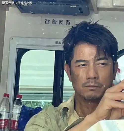 55岁郭富城穿背心拍戏一脸胡渣,尽显邋遢