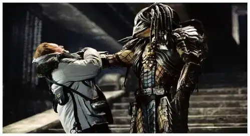 不明生物攻击一家人,人类拿起猎枪驱逐,这到底是真是假