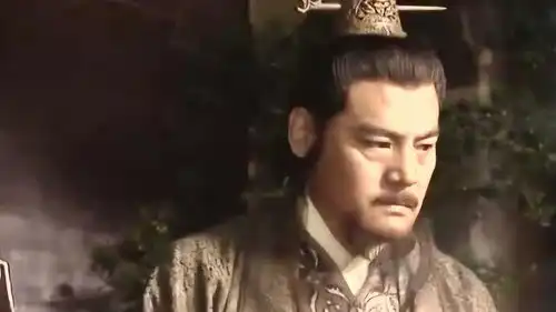 笑傲江湖令狐冲跪在师傅师母前,岳不群狠狠教训
