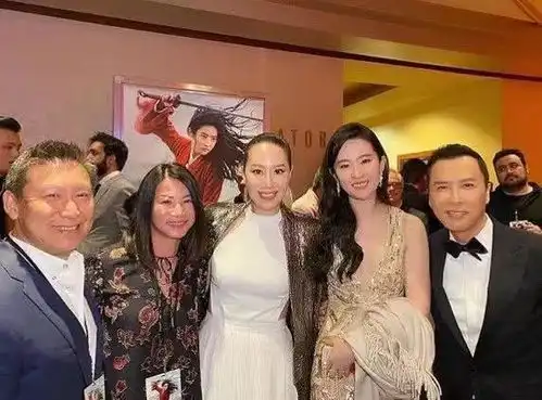 甄子丹一家美国回港,把手套给妻儿自己用保鲜膜,配合戴追踪手环