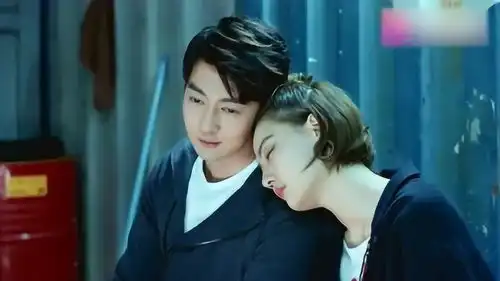 极速青春徐璐天野找到小木屋,她却依着天野肩膀睡着了