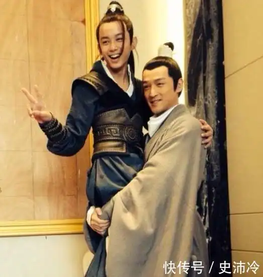 胡歌追他合照,十三年后,多次被胡歌抱在怀里,最后一张图片亮了