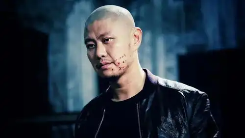 因拍戏从三楼坠落,抢救了整整72小时,到如今出行还要坐轮椅
