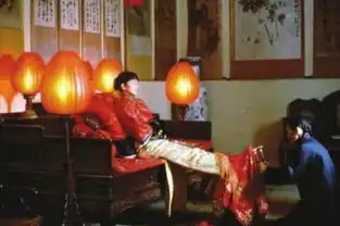 大红灯笼高高挂红红的灯笼,却照不亮宅子里女性的悲剧人生