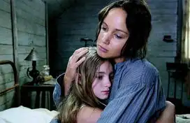 饥饿游戏曝超时空场景剧照呈现复古未来
