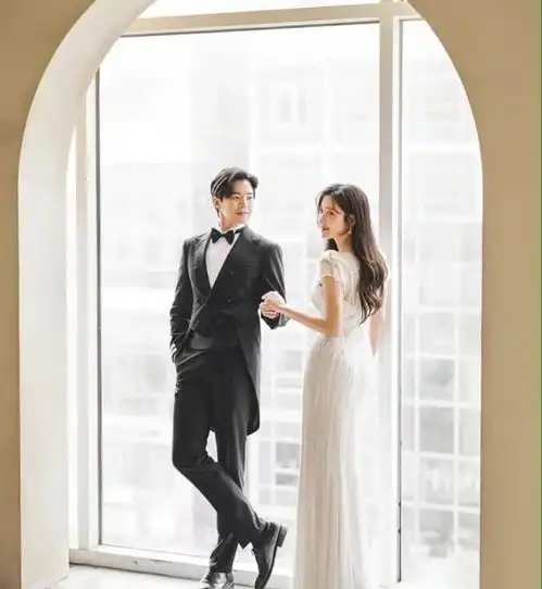 顶楼三终于杀青大合照秀莲洛根成大赢家,穿婚纱西装真幸福