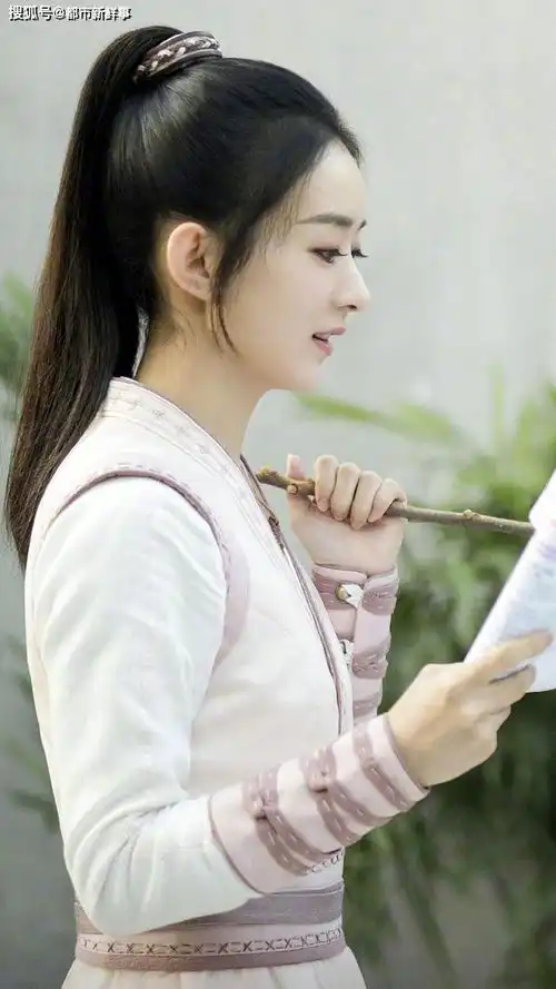 赵丽颖变身带刀女子眼神倔强星眸含泪完全看不出是孩子妈
