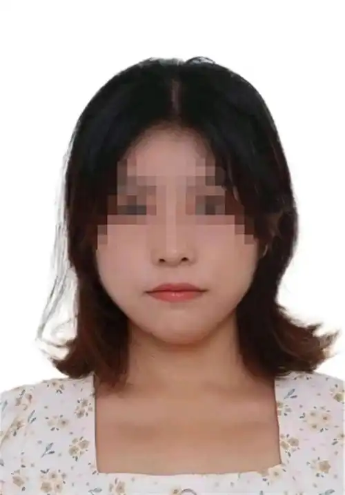 这是张艺谋妻子陈婷年轻时,带着三个孩子拍下的合影照片里,陈婷围着围巾,怀里抱着女儿,脸上笑开了花女儿粉雕玉琢,和妈妈一样透着灵气旁边站着两个儿子,虎头虎脑的模样明显随了父亲张艺谋
