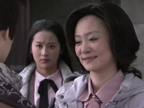 千山暮雪莫绍谦妻子上去给童雪一巴掌,莫绍谦撞见立马维护童雪
