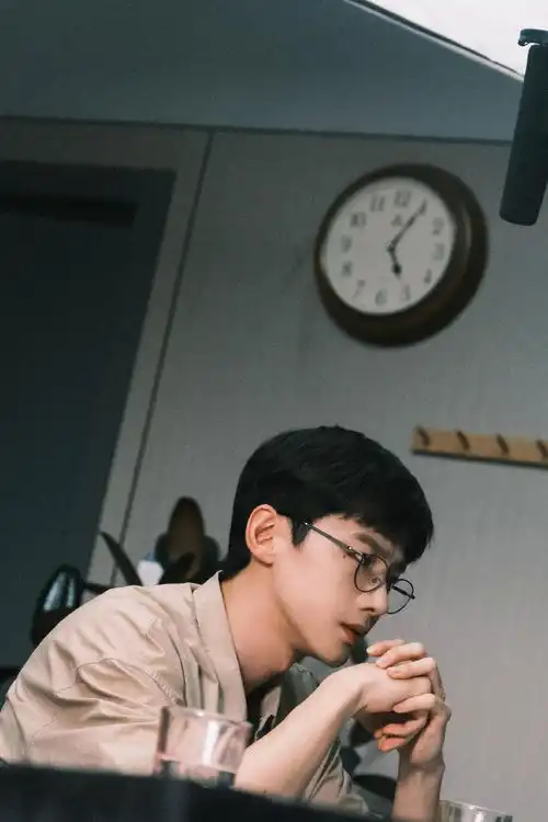 组图白敬亭开端新剧照曝光引网友集体催促更新