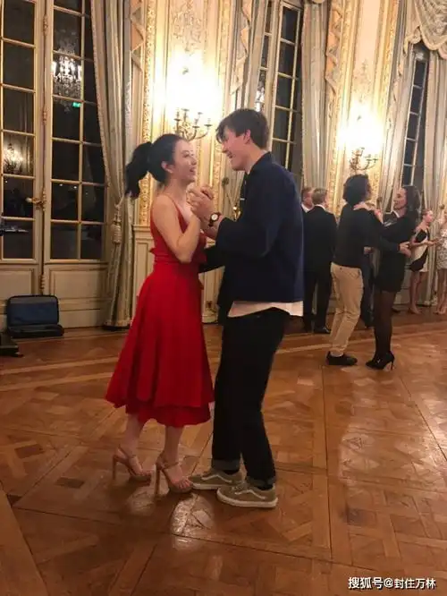 沈月巴黎名媛舞会照首曝光,一袭红裙配马尾,再现邱淑贞经典造型