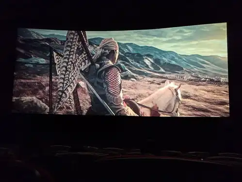 电影八佰中的白马非马
