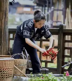 当张子枫撞上易烊千玺,同款情侣装引争议,网友有情况
