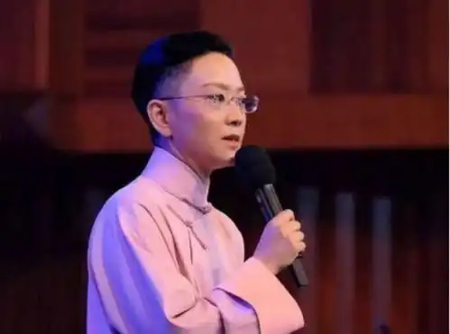郭德纲不在沉默,发三张照片打脸京剧名家,谁还敢说他业余
