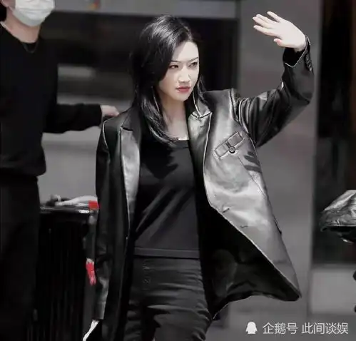 司藤拍摄期间的景甜素颜戴眼镜与剧中有反差,皮肤通透干净