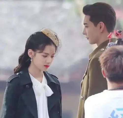 一见倾心阵容公开,陈星旭军装太有范,冲着生图我就乐开花
