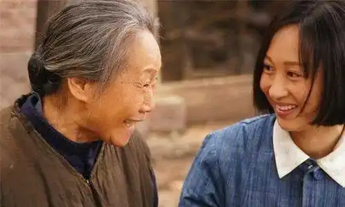 60岁开始演戏,坐拥百亿票房,她的电影你一定看过