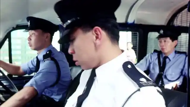 天若有情1华弟是个小混混,再一次抢劫案中劫持了jojo但最后放走了她
