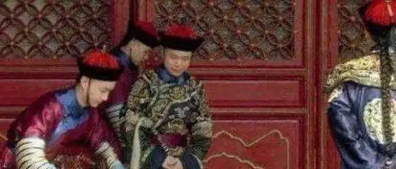 甄嬛传里苏培盛只给年羹尧递了一把椅子就足够毁了年氏一族
