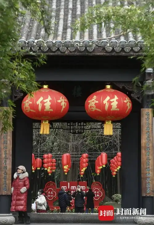 新春佳节临近成都大红灯笼高高挂图集