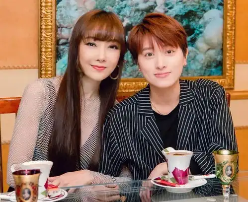 比大s还夸张58岁女星穿透视装参加女儿婚礼,刻意换装抢风头

