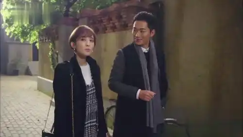 大叔好有钱,难怪有这么好看的小姐姐跟着,酸了
