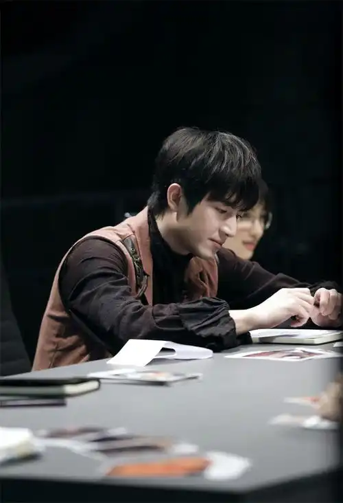 林更新再登明星大侦探携明侦七子在线施法
