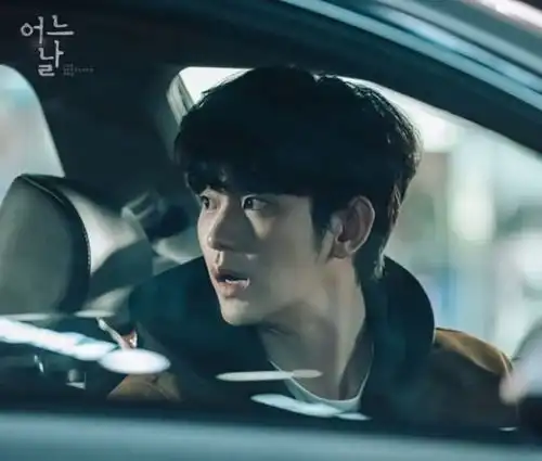 金秀贤新剧某一天曝光,33岁扮清纯大学生毫无违和感
