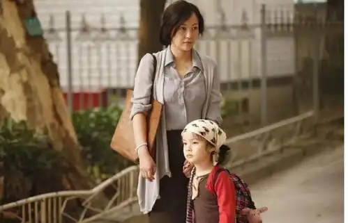 28岁二胎妈妈,被丈夫同事误认成保姆,网友活该,不值得同情