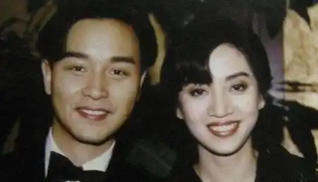 王祖贤旧剧照流出,有谁注意到她身旁的小记者吗如今成为大明星
