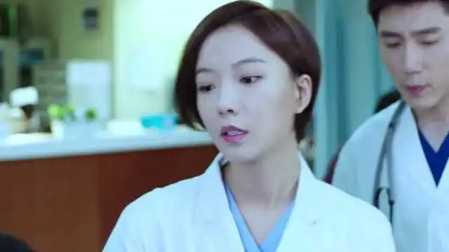 急诊科医生病人送来急诊,不料医生迟疑了三秒钟,竟被主任狠批
