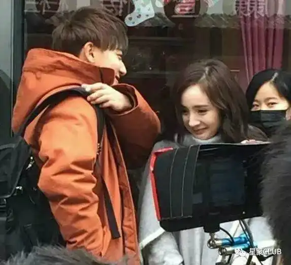 黄子韬杨幂深情一吻超甜蜜这对cp太养眼了