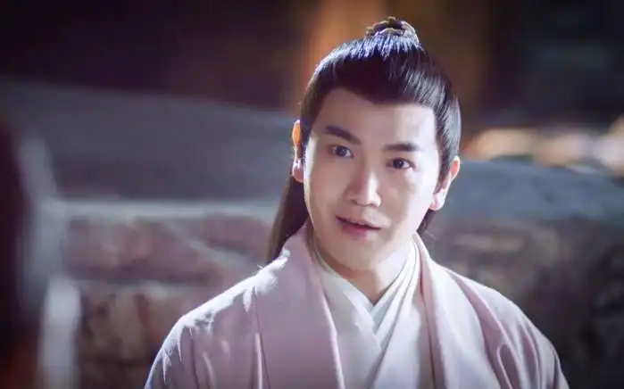 折颜在现实生活中,是一位胡子拉碴的大叔,网友表示反差太大
