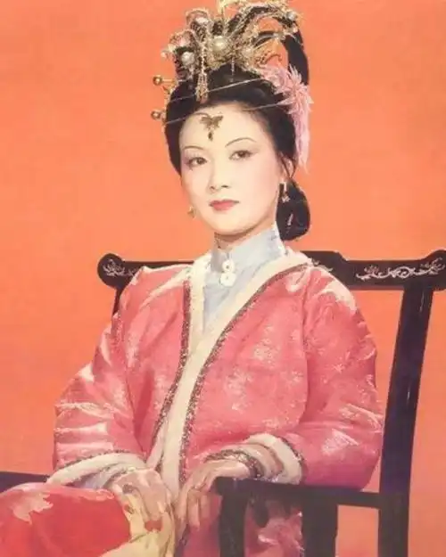 李斌在红楼梦里,王家未出场的大小姐是谁王熙凤是贾蓉的姑妈
