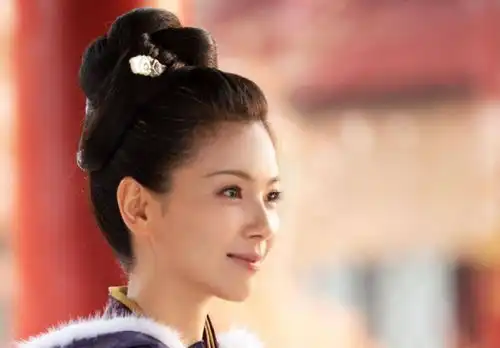 法令纹眼纹一大堆,年过40还装少女,这5位女星一个比一个辣眼
