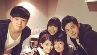 昆凌妈妈神撞脸曹格女儿,网友昆凌有多美爸爸的基因就有多强大
