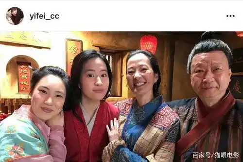 刘亦菲庆祝花木兰上映1周年,晒剧组幕后美照,稳居c位气场强大
