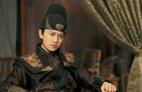 力压肖战王一博,他登顶艺人新媒体指数榜单,顶流更迭太快