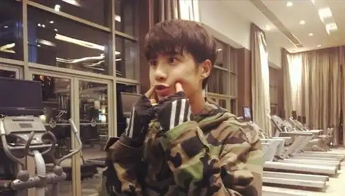 从小时代里的席城出名,九宫格事件的发起者,他就是姜潮
