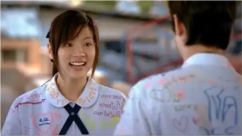 丑小鸭女孩为帅气学长改变自己,毕业时表白却被拒绝,之后学长却等了她9年