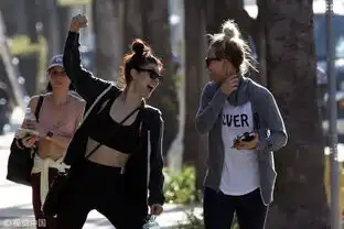 组图生活大爆炸penny素颜咧嘴笑高调宣示恋爱的心
