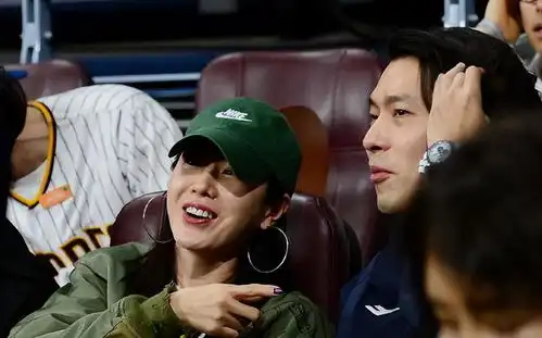 玄彬孙艺珍合体看球赛,玄彬留长发超酷帅,夫妻一起戴情侣手表
