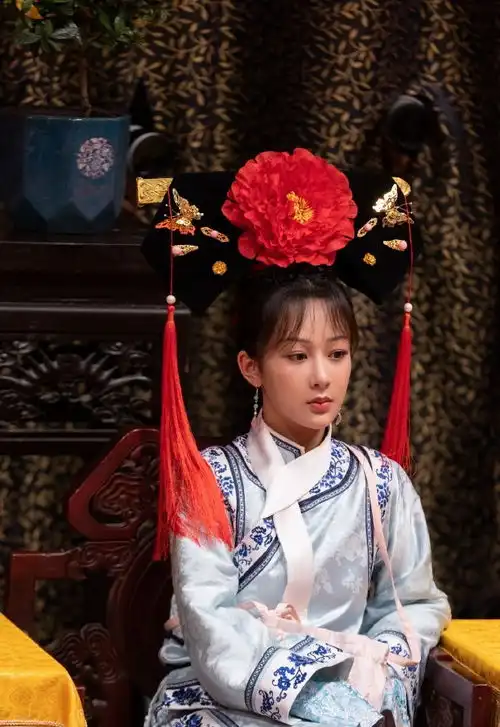 杨紫挑战清宫造型温婉大气,旗头cos紫薇格格俏皮可爱
