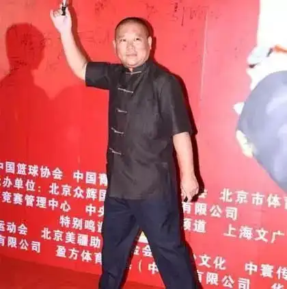 男星红毯造型不止是西装,黄渤造型百变,刘德华军大衣最时尚
