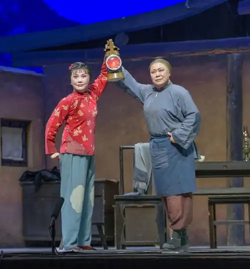 现代京剧红灯记剧照
