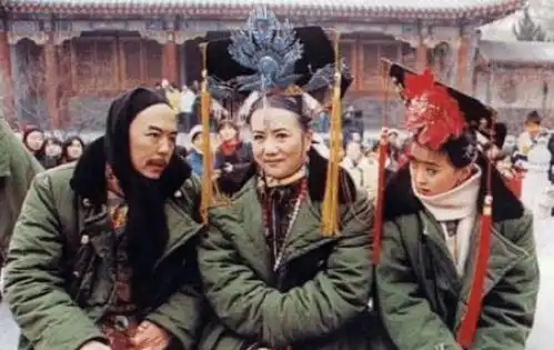 演员片场休息时都在干啥第一张我忍,杨紫这张我能笑一天
