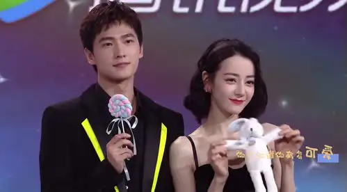 迪丽热巴穿灰色裙装出席见面会,和杨洋好有cp感,穿牛仔裤时尚
