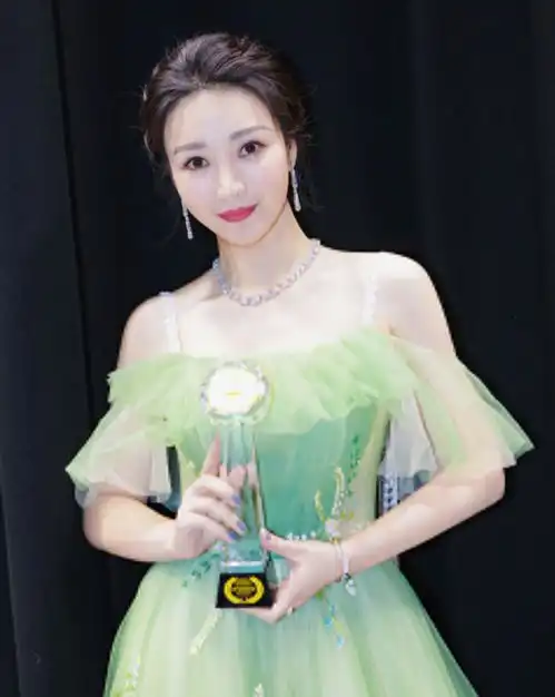 柳岩剧照曝光,红色吊带裙性感依旧,40岁身材不减当年