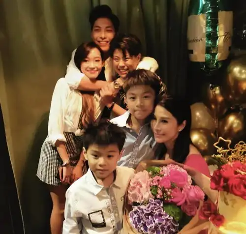 42岁亚姐黎淑娴庆生与丈夫大秀恩爱,曾上演离婚罗生门闹出大尴尬