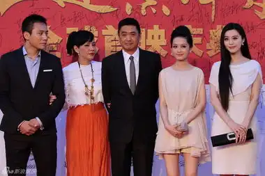 走建党伟业红毯群星争相拼端庄
